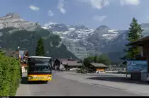 Ein Postauto am Bahnhof Les Diablerets. 03.07.2015