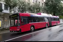 Mitzieher auf Volvo 807 von BERNMOBIL, der am 15. August 2014 die Schwarzenburgstrasse runterfährt zum Eigerplatz.