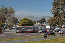 Der Neoplan AN 440 Nr. 8219 der San Francisco Municipal Railway (MUNI) am 10. März 2013 nahe des Fort Mason. Im Hintergrund einer der Towers der Golden Gate Bridge und die Hügel von Marin Headlands.