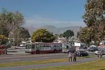 Der Neoplan AN 440 Nr. 8219 der San Francisco Municipal Railway (MUNI) am 10. März 2013 nahe des Fort Mason. Im Hintergrund einer der Towers der Golden Gate Bridge und die Hügel von Marin Headlands.