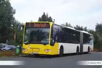 Hier auf dem Foto steht das Fahrzeug 0526 an der ehemaligen südlichen Endstelle der Linie 505,  Hornbach . Seit 04/2015 wurde die Linie um eine Haltestelle bis  IKEA  verlängert. Jedoch verbirgt sich noch ein weiterer historischer Anblick, nämlich die Linienbeschilderung. Es wurde nur die einstellige Linienummer wie früher eingegeben, und das einfache Debstedt-Ziel. Statt dem normalen Langen Debstedt Ziel.