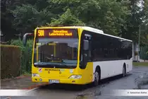 Hier steht der KOM 1011 als Schnellbus (Linie 501) an seiner südlichen Endhaltestelle. Wie zu sehen ist, wurde ein Solobus eingesetzt. In der Regel fahren auf den Schnellbuslinien nur Gelenkfahrzeuge. Außerdem trifft man auf dem Schnellbus eher nur Mercedes-Benz (Citaro) Busse an.