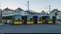 Beim Bahnhof Heiden stehen am 7. Dezember 2015 fünf neue Iveco-Busse für Postauto.