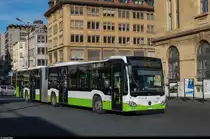 TransN La Chaux-de-Fonds. Ein Citaro-Gelenkbus der neusten Generation erreicht am 22. Dezember 2015 den Bahnhof.