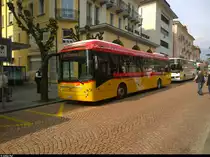Hybrid-Postauto am 10. April 2015 am Bahnhof Bellinzona.