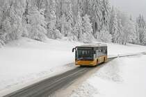 Der Mercedes-Benz O 530 LE Ü Nr. 30 von Postautohalter Bucheli am 4. Februar 2012 bei arktischen Verhältnissen in der Nähe der Haltestelle Schwarzenberg, Holderchäppeli.
