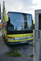 B-695GU (Setra S 415 H) steht am 11.10.2015 am Bahnhof Bregenz.
