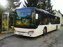 Im Vergleich zum vorherigen Bild vom 8.1.2016 hat die Sonne den wenigen Winter auch schon wieder verschwinden lassen.
Hier zu sehen ist ein Setra S 415 NF von Siebler Reisen unterwegs auf der Kfl. 5021 als Kurs 11 (Oberdrauburg Bahnhof - Greifenburg Gemeindeamt) am 27.12.2015 bei der Haltestelle Greifenburg Gemeindeamt. Ca. 20 Minuten später ging es dann weiter als Schibus 23 Richtung Nassfeld zur Talstation vom Millenium Express.