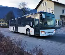 Setra S 415 NF von Siebler Reisen unterwegs auf der Kfl. 5068 als Schibus 23 (Greifenburg Gemeindeamt - Weißensee - Hermagor - Millenium-Express), am 30.1.2016 nahe der Haltestelle Greifenburg Gemeindeamt.