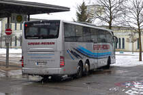 Dreiachsiger Mercedes Tourismo von Grebe-Reisen aus Dautphetal-Wolfgruben fährt am 28.11.2015 auf den Bahnhofsvorplatz von Nordhausen.
