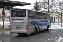 Dreiachsiger Mercedes Tourismo von Grebe-Reisen aus Dautphetal-Wolfgruben fährt am 28.11.2015 auf den Bahnhofsvorplatz von Nordhausen.