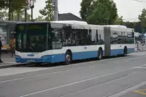 Dieser Neoplan Centroliner Evolution mit dem Kennzeichen ZH-730548 steht am 14.10.2015 am Bürkliplatz / Zürichsee.
