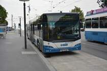 Dieser Neoplan Centroliner Evolution mit dem Kennzeichen ZH-730548 steht am 14.10.2015 am Bürkliplatz / Zürichsee.
