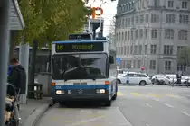 Am 14.10.2015 fährt dieser Mercedes Benz O 405 GTZ auf der Linie 46 zum Rütihof. Aufgenommen am Bahnhof Zürich HB.
