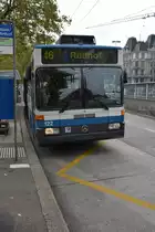 Am 14.10.2015 fährt dieser Mercedes Benz O 405 GTZ auf der Linie 46 zum Rütihof. Aufgenommen am Bahnhof Zürich HB.
