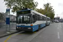 Am 14.10.2015 fährt dieser Mercedes Benz O 405 GTZ auf der Linie 46 zum Rütihof. Aufgenommen am Bahnhof Zürich HB.
