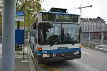 Am 14.10.2015 fährt dieser Mercedes Benz O 405 GTZ auf der Linie 46 zum Rütihof. Aufgenommen am Bahnhof Zürich HB.

