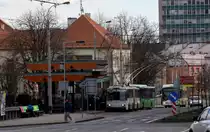 Lange dauert das Einsteigen in den Gelenk O-Bus der Linie 40 in Chomutov, der nachfolgende O-Bus muss warten. 08.02.2016 13:21 Uhr.