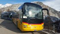 MAN 3 Achser bei schönsten Wetter am 30. Jan in Saas-Fee. Postauto Wallis besitzt 3 solcher MAN. Hinter dem MAN steht ein Setra 431 DT der Zerzuben AG.