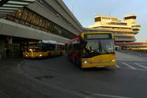 Vor meiner Abreise noch ein Solaris B-V 4159 und ein MAN B-V 1412 der Berliner Verkehrsbetriebe (BVG), hier am Flughafen Berlin Tegel im Januar 2016.