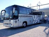 IRISBUS hat mit seinen 440PS die SK Austria-K�rnten Fan´s vor das FILL-Metallbaustadion in RIED i.I. gebracht; 080803