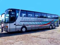 SETRA hat gerade eine Gruppe junger Fu�ballfan´s zum FILL-Metallbaustation in RIED i.I. gebracht; 080803