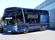 NEOPLAN d. Fa. Springer bringt die Fu�ballmannschaft der 
SK Austria-K�rnten vor das FILL-Metallbaustadion in RIED i.I.; 080803