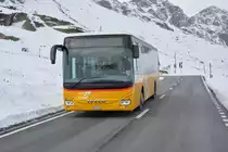 Am 15.10.2015 fährt GR-170438 in Richtung Davos aus Richtung St. Moritz kommend. Aufgenommen wurde ein IVECO Crossway.