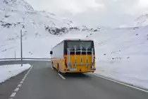 Am 15.10.2015 fährt GR-170438 in Richtung Davos aus Richtung St. Moritz kommend. Aufgenommen wurde ein IVECO Crossway.