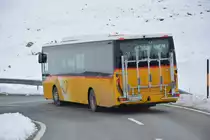 Am 15.10.2015 fährt GR-170438 in Richtung Davos aus Richtung St. Moritz kommend. Aufgenommen wurde ein IVECO Crossway.