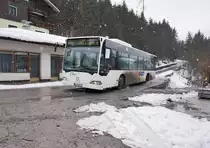 Mercedes-Benz O 530 I  Intersport Fleiss  von Lackner Reisen, unterwegs auf der SVV-Linie 555 (Bad Hofgastein Busbf/Schlossalmbahn - Bad Gastein Grüner Baum), am 13.3.2016 nahe der Haltestelle Bad Gastein Grüner Baum.