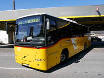 Postauto - Volvo 8700  TI  25432 bei der ausfahrt bei den Bushaltestellen vor dem Bahnhof in Mendrisio am 10.03.2016