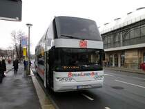 Neoplan am 06.04.2013 vor dem Dresdner Hauptbahnhof