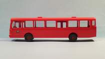 MB O 305, 1:87, Stadtbus, DB, himbeerrot, Ziel: Hauptbahnhof, Wiking 700/22, Foto vom 18.2.2016
