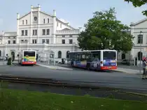Mercedes-Benz O407 (links) und ein Mercedes O530Ü (rechts) am 08.06.2013 vor dem Hauptbahnhof in Zittau