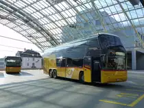 PostAuto Graubünden, 7000 Chur: Neoplan N 121/3 Skyliner GR 102'368, am 24. März 2016 2016 bei der Postautostation Chur