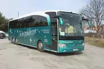 Mercedes-Benz O 580 Travego  von K�nigsklasse der Firma SCH�RNIG Reisen stand am 27.03.2016 im Ostseebad Binz