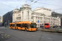 Serbien / Stadtbus Belgrad / City Bus Beograd: Oberleitungsbus BKM (Belkommunmash) AKSM-333 - Wagen 2166 der GSP Belgrad, aufgenommen im Januar 2016 am Platz der Republik (Trg Republike) in Belgrad.