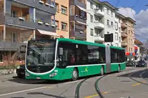 Mercedes Citaro 7040, auf der Linie 34, fährt zur Haltestelle beim Kronenplatz in Binningen. Die Aufnahme stammt vom.26.03.2016.