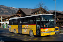 Setra-Postauto mit der Unterschrift von Mike von Grüingen. Gstaad Bahnhof, 30. Dezember 2015