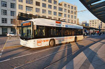 Als erste Stadt Deutschlands nutzt Mannheim die Bombardier-Primove-Technologie im regulären Linienbetrieb.
Die beiden E-Busse des Schweizer Herstellers Carrosserie HESS AG sind mit dem kompletten PRIMOVE Paket ausgestattet, einschließlich der kabellosen PRIMOVE Ladetechnik, des PRIMOVE Hochleistungsbatteriesystems und des vollständig integrierten PRIMOVE Antriebssystems für E-Busse.
Die Batterien können an sieben Haltestellen entlang der Strecke aufgeladen werden.
Unterwegs sind die Busse auf der Linie 63 (Lindenhof Pfalzplatz - Mannheim Hauptbahnhof). Hier zu sehen ist der Bus Nr. 6002, am 18.3.2016, bei der Haltestelle Mannheim Hauptbahnhof.