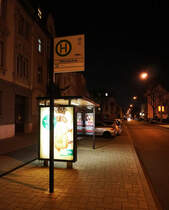 Blick auf die Haltestelle Käfertal Käfertalschule am 18.3.2016. Diese wird von der Linie 55 sowie an Sonn- und Feiertagen zusätzlich durch die Linie 55E bedient.