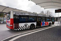 Ein für ROLLER werbender MAN Lion's City von vBUS, unterwegs auf der Linie 634 als Kurs 112 (Weinheim (Bergstraße) Bahnhof - Hermannshof - Weststadt - Weinheim (Bergstraße) Bahnhof), am 26.3.2016 beim Halt der Haltestelle Weinheim (Bergstraße) Bahnhof.