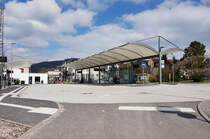 Blick auf die Bushaltestelle Weinheim (Bergstraße) Bahnhof am 26.3.2016.