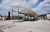 Blick auf die Bushaltestelle Weinheim (Bergstraße) Bahnhof am 26.3.2016.