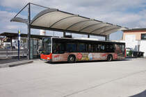 MAN Lion's City von vBUS, unterwegs auf der Linie 634 als Kurs 111 (Weinheim (Bergstraße) Bahnhof - Weststadt - Weinheim (Bergstraße) Bahnhof), am 26.3.2016 bei Halt an der Haltestelle Weinheim (Bergstraße) Bahnhof.