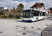 Mercedes-Benz O 530 II der VGG, unterwegs auf der Linie 682 als Kurs 20 (Weinheim (Bergstraße) Bahnhof - Oberflockenbach - Weinheim (Bergstraße) Bahnhof), am 26.3.2016 nahe der Haltestelle Weinheim (Bergstraße) Bahnhof.

