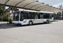 Mercedes-Benz O 530 II der VGG, unterwegs auf der Linie 682 als Kurs 22 (Weinheim (Bergstraße) Bahnhof - Oberflockenbach - Weinheim (Bergstraße) Bahnhof), am 26.3.2016 beim Halt an der Haltestelle Weinheim (Bergstraße) Bahnhof.