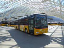 Postauto - Irisbus Crossway GR 170436 in der Postautohalle über dem Bahnhof Chur am 26.03.2016
