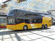 Postauto - Neoplan  GR  163000 in der Postautohalle über dem Bahnhof in Chur am 26.03.2016